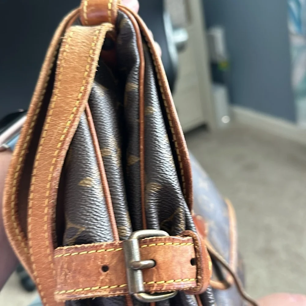 Louis Vuitton Saurmur Crossbody - Picture 10 of 16